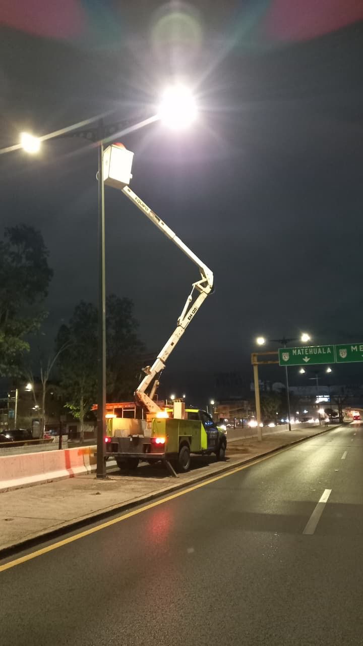 Gobierno de la Capital realiza labores de mantenimiento del alumbrado en avenida Salvador Nava